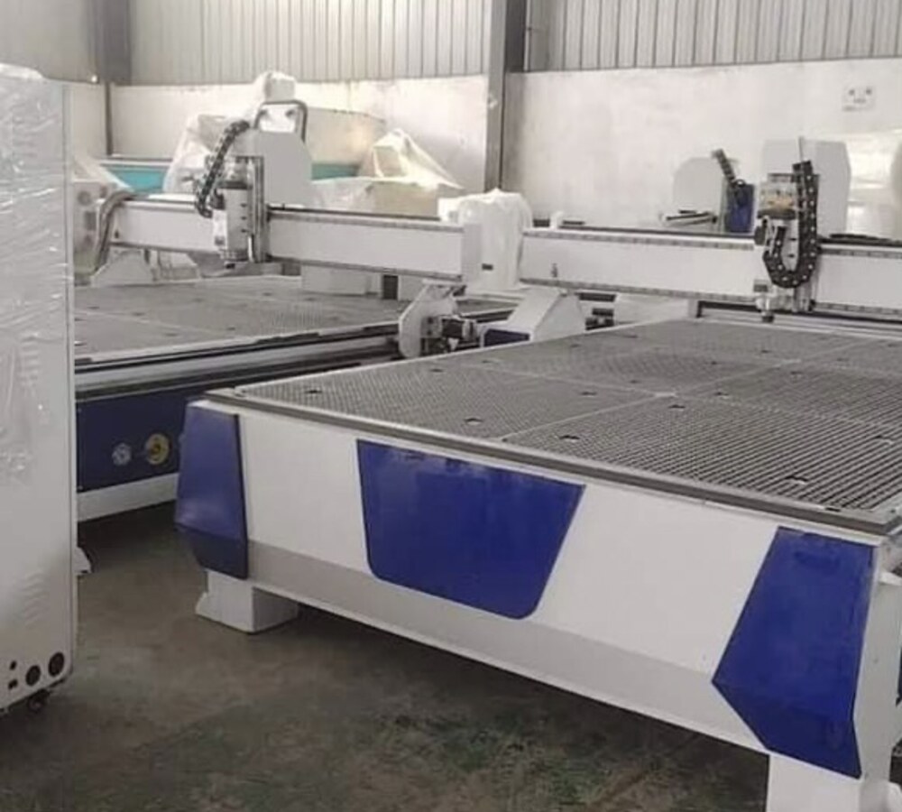 ماكينة CNC داخل مصنع